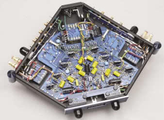 Wnętrze zajmują drukowane płytki, a mimo to jest sporo połączeń kablowych. Wejścia wlutowano bezpośrednio do małych płytek, na których znajdują się też hermetyczne przekaźniki.