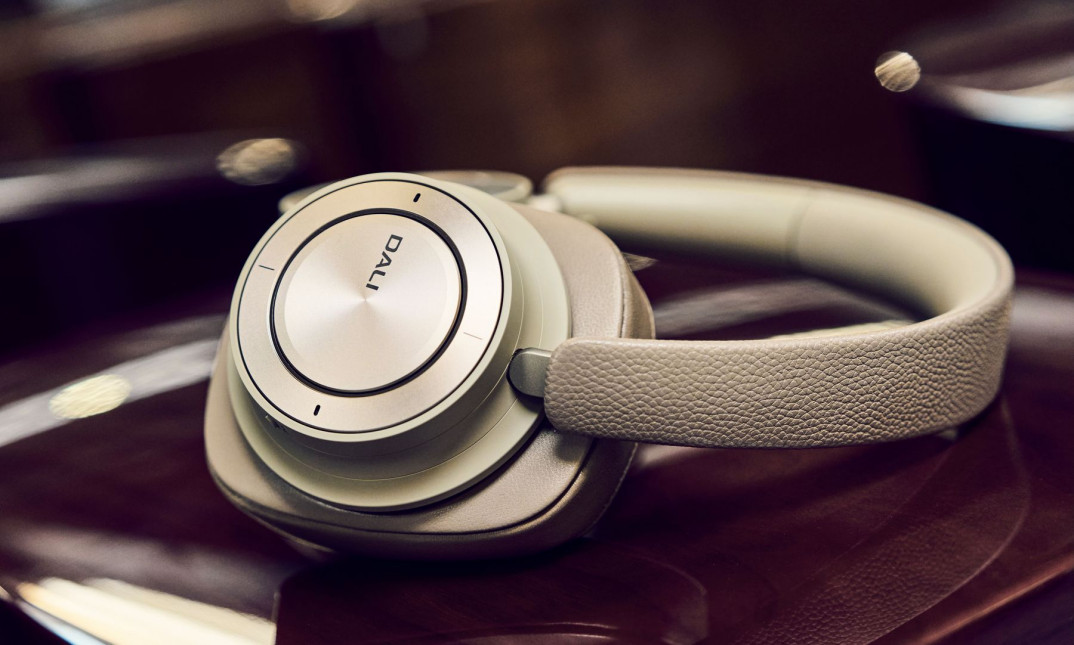 Słuchawki DALI IO-12 teraz w kolorze Mocha Grey