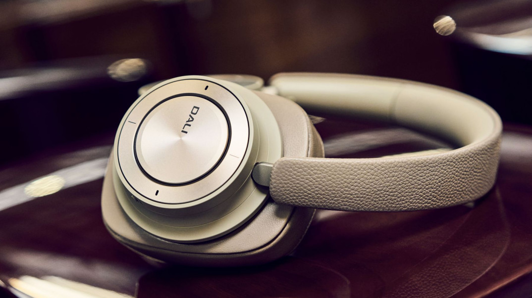 Słuchawki DALI IO-12 teraz w kolorze Mocha Grey