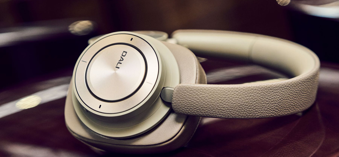 Słuchawki DALI IO-12 teraz w kolorze Mocha Grey