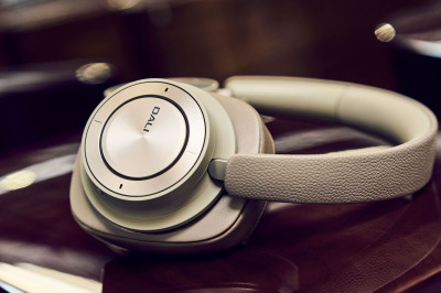 Słuchawki DALI IO-12 teraz w kolorze Mocha Grey