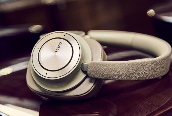 Słuchawki DALI IO-12 teraz w kolorze Mocha Grey