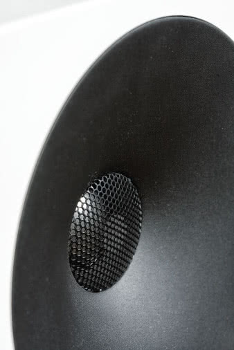 Przed 25-mm metalową kopułką utworzono wyraźne
tubowe wyprofi lowanie, które podnosi ciśnienie na
osi głównej w zakresie kilku kHz, ale ustala w tym
zakresie węższe charakterystyki kierunkowe. Konstruktor
przyjął więc niską częstotliwość podziału
(1,6 kHz), a najlepiej zrównoważoną charakterystykę
uzyskujemy pod lekkim kątem w płaszczyźnie poziomej,
chociaż najbardziej "energetyczne" brzmienie pojawia się wyraźnie na wprost.