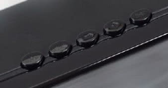 Przyciski na górnej krawędzi soundbara nie zaburzają
oryginalnej linii wzorniczej.