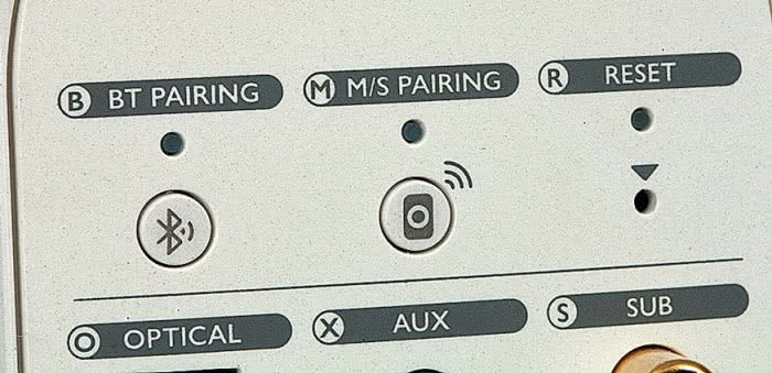 Głośnik Master ma dodatkowy panel sterowania, z którego uruchomimy np. parowanie Bluetooth.