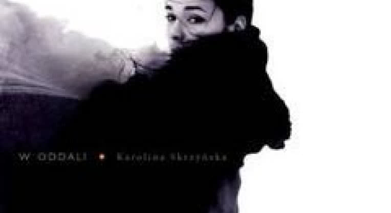 Karolina Skrzyńska i jej debiutancki album "W oddali"