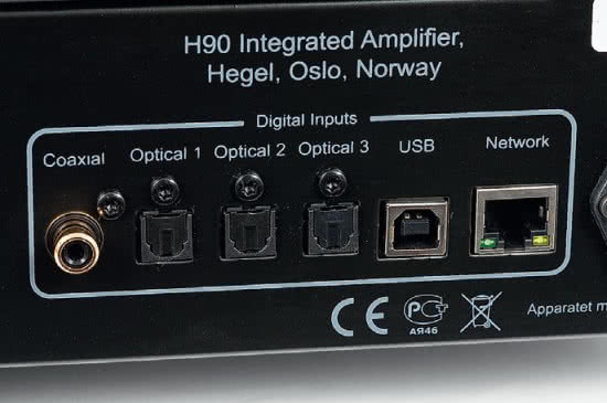 H90 dysponuje wszystkimi ważnymi standardami połączeń cyfrowych; oprócz złącz optycznych, współosiowego i USB jest także prosta, ale praktyczna sekcja sieciowa LAN.