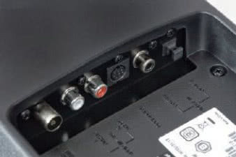 Gniazda rozszerzeń pozwalają podłączyć zewnętrzne
źródła, a nawet stację dokującą dla iPoda.