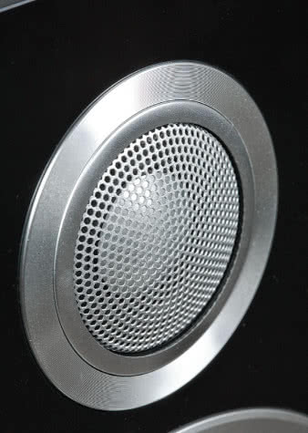 W nowej serii CM zmieniono detale aluminiowej
kopułki wysokotonowej, sposób jej instalacji i ochrony.
Teraz osadzona elastycznie (za pośrednictwem
tłumiącego wibracje żelu), jest zasłonięta przez
ażurowy kapsel zabezpieczający przed mechanicznym
uszkodzeniem.