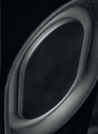 Membrana płaska i w kształcie „stadionu” wydaje się
wielce oryginalna, ale... wszystko już było - niemal
identycznie wyglądał KEF B139, głośnik produkowany
czterdzieści lat temu.