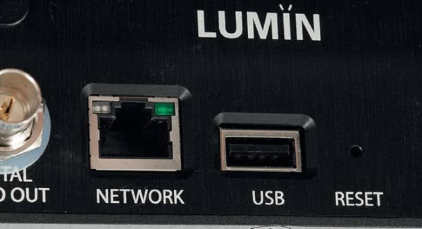 Komunikacja sieciowa odbywa się wyłącznie w standardzie LAN; złącze USB, w zależności od konfiguracji, może pełnić rolę wyjścia cyfrowego lub przyjąć muzykę np. z pendrajwa.