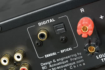 Wyróżnikiem
EX 202 są
wejścia
cyfrowe
- wzmacniacz
ma
wbudowany
przetwornik
C/A.