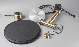 Kuzma jest prosty do złożenia - to tylko podstawa z zamocowanym fabrycznie
(lub przez dystrybutora) ramieniem, subtalerz,talerz oraz silnik.