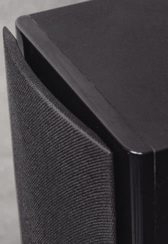 Kombinacja (obecnie) często spotykana
w kolumnach niskobudżetowych - folia drewnopodobna
(tutaj czarna) na korpusie plus
imitacja lakieru fortepianowego na przedniej
ściance. Niezbyt wystrzałowe, ale cena usprawiedliwia
taki "sznyt".