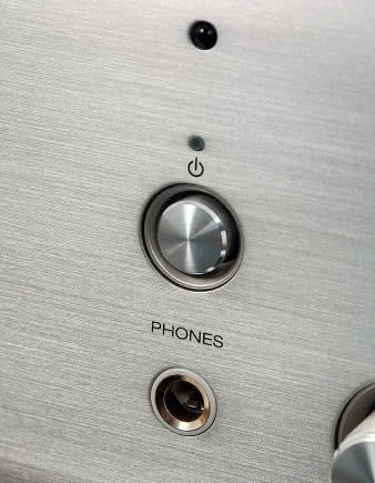 Wyjście słuchawkowe, dzisiaj wyjątkowo ważne,
jest we wzmacniaczach Denona stałym elementem
wyposażenia wzmacniaczy zintegrowanych.