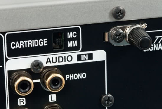 W tej dziedzinie PMA-1600NE nie ma sobie równych - to jedyny wzmacniacz, który traktuje posiadaczy gramofonów z taką atencją; można wybrać spośród dwóch trybów przedwzmacniacza phono, MM oraz MC.