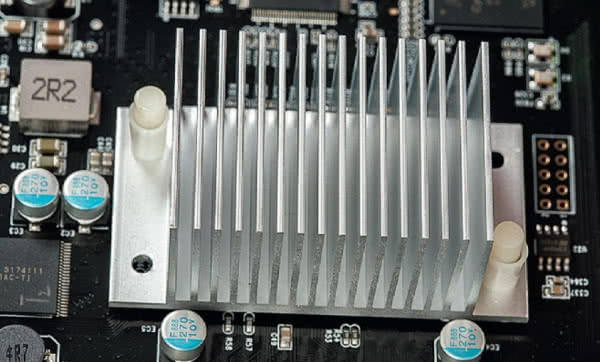 Do głównego procesora dekodującego przytwierdzono spory radiator, skuteczne pasywne chłodzenie to sprawa podstawowa w odtwarzaczu audio.