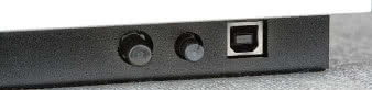 Z boku, na dodatkowym panelu, znajduje się gniazdo USB dla komputera, z regulacją poziomu (sygnału docierającego do przetwornika analogowo-cyfrowego) i włącznik obrotów.