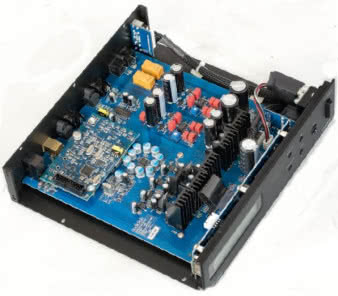 Audiolab popracował
nad krótką ścieżką sygnału,
procesory i konwertery
umieszczono przy tylnej
ściance, z przodu
zostawiono miejsce
na elementy
zasilające.