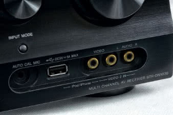 Panel podręczny z USB i obsługą iPoda,
ale bez wejścia HDMI.