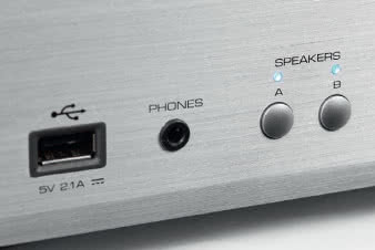 Gniazdo słuchawkowe ma średnicę 3,5 mm,
w zestawie podręcznym jest też złącze
USB-A dla "i-grajków" Apple.