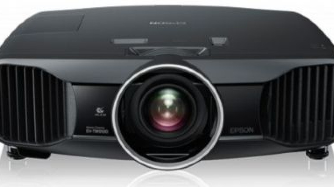 Pojedynek projektorowych mocarzy w toruńskim salonie Patron