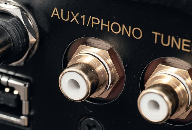 Jedno z wejść analogowych opisano jako AUX1/Phono, funkcjonalność gramofonową osiągniemy montując opcjonalny moduł przedwzmacniacza korekcyjnego.
