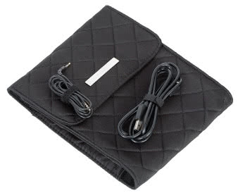 W komplecie ze słuchawkami
dostajemy przewód audio, kabel
USB do ładowania oraz
niewielki, elegancki
czarny pokrowiec
do przenoszenia
słuchawek.