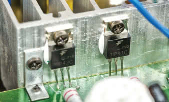 Końcówki mocy - z parą tranzystorów wyjściowych 
na kanał.
 