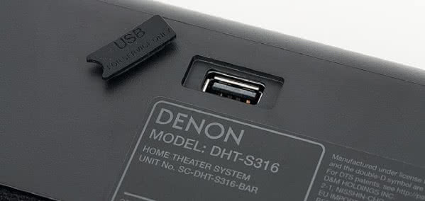 W niektórych soundbarach znajduje się gnizado USB, często pozwalające na przesłanie muzyki z pendrajów - ale nie w tym przypadku, w DHT-S316 pełni funkcje serwisowe.