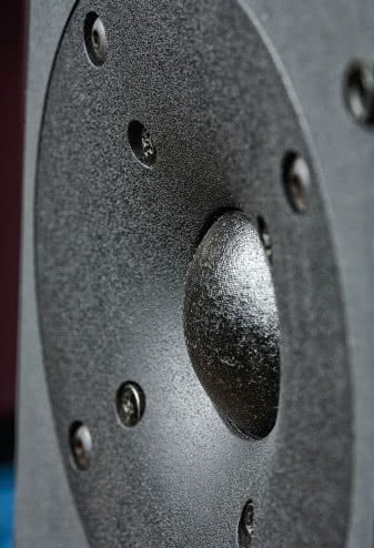 Rekordowo duża - jak na wysokotonową - kopułka tekstylna o średnicy 38 mm, więc nic dziwnego, że może pracować od bardzo
niskiej częstotliwości podziału (1,5 kHz). Miłą niespodzianką jest jednak to,
że potrafi też przetwarzać prawie do samej granicy 20 kHz – jej charakterystyka
(po przefiltrowaniu) wznosi się aż do 16 kHz...