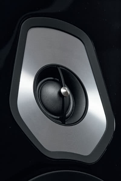 Głośnik wysokotonowy oprawiono w "ramkę" o podobnym kształcie jak w znacznie droższych modelach Tradition, ale jest to przede wszystkim przetwornik podobnego typu – D.A.D. – co też "awansuje" Sonetto w stosunku do Venere.