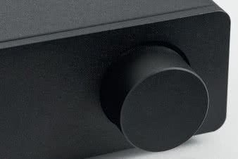 Z przodu znajduje się tylko jedno pokrętło; reguluje
wzmocnienie, a poprzez wciśnięcie go można
wzmacniacz włączyć i wyłączyć, a także przełączać
wejścia.