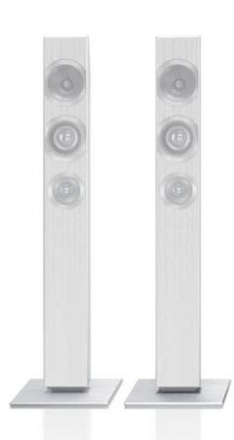 W komplecie są nie tylko adaptery do
"budowy" soundbara. Wykorzystując
alternatywne, klasyczne podstawki,
można stworzyć zwykły
system 2.1 ze szczupłymi
kolumnami satelitarnymi.