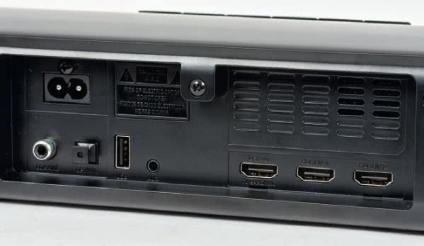 Panel przyłączeniowy jest kapitalny – m.in. dwa wejścia HDMI, a wyjście z systemem eARC.