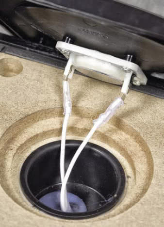 Mimo że głośnik wysokotonowy ma od tyłu
konstrukcję zamkniętą, to dla pełnej gwarancji
szczelności zamontowano w obudowie
małą puszkę izolującą.