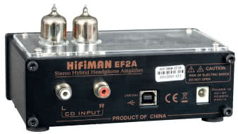 Zbyt wiele do tego urządzenia nie
podepniemy - na tylnej ściance
mamy tylko jedno wejście liniowe
i łącze USB, starego typu, obsługujące
tylko pliki zripowane z płyty CD
i zdekodowane pliki stratne.