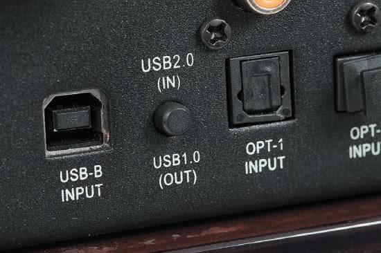 Jedno z dwóch (a nawet trzech, jeśli liczyć złącze serwisowe) portów USB służy do komunikacji z komputerem; w zależności od konfiguracji możemy wybrać tryb 2.0, uwalniający pełen potencjał przetwornika C/A, lub 1.0 ograniczający do formatu 24/96.