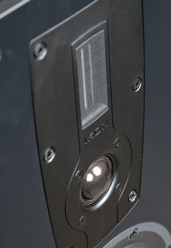 Widok tradycyjny w konstrukcjach Dali, ale w ogólnej panoramie
egzotyczny, szczególnie w konstrukcjach podstawkowych,
zwykle dwudrożnych. Wedle fi rmowego przepisu para przetworników
wysokotonowych – kopułkowy i wstęgowy – zapewnia
lepsze przetwarzanie niż którykolwiek z nich samodzielnie.
Taki pogląd nie znajduje powszechnego uznania wśród innych
producentów nie tylko ze względu na koszty, ale i z powodu
trudności w akustycznym koordynowaniu promieniowania większej
liczby głośników wysokotonowych, dlatego w "plebiscycie"
zwycięża inna dewiza - jeden głośnik wysokotonowy, oby jak
najlepszy i jak najlepiej zaaplikowany.