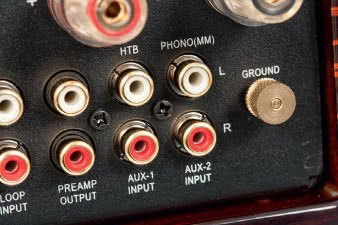Nova 150 ma wejście gramofonowe, jest też
analogowe wyjście (z przedwzmacniacza) oraz
specjalna pętla, przygotowana dla planowanego,
lampowego bufora.