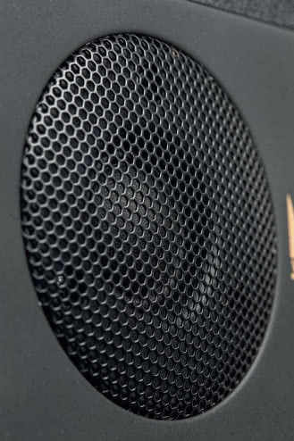 Kopułka wysokotonowa jest tekstylna, mimo to osłonięto ją metalowym grillem, typowym dla kopułek metalowych.