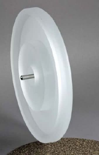 W Thorensie jednym ze "znaków czasów" jest
materiał, z którego wykonano talerz. Kiedyś
był to metal, teraz jest akryl.