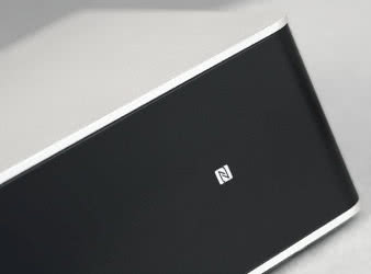 Bluetooth uzupełniono o moduł zbliżeniowy NFC,
ułatwiający zestawianie połączeń ze sprzętem
przenośnym.