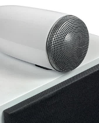 Głośnik wysokotonowy posadzony na górnej ściance
obudowy – to cecha zastrzeżona tylko dla najlepszego
podstawkowca serii (CM6 S2) i najlepszej
konstrukcji wolnostojącej. Trzymana na magnesach,
delikatna maskownica pozostałych głośników jest
cienka (9 mm) i wyprofi lowana od wewnątrz – nie
czyni żadnej szkody na charakterystyce przetwarzania.