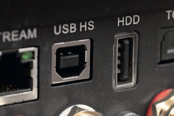 Dwa złącza USB; jedno dla np. komputera, drugie dla plików bezpośrednio z dysków.