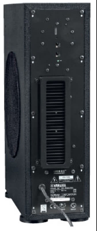 Aktywny subwoofer komunikuje się
z soundbarem bezprzewodowo, tryb
transmisji ustalają mikroprzełączniki.
Subwoofer można ustawić poziomo
lub pionowo, przekładając nóżki
w odpowiednie miejsca.