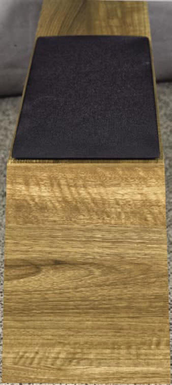 Obudowa
ma szerokość 21,5
cm, ale jej front
tylko 18,5 cm -
obudowa lekko
rozszerza się ku
tyłowi, co podnosi
jej walory akustyczne
i estetyczne.