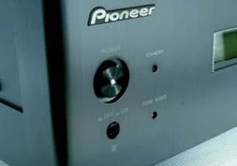 W trybie "pure audio" sygnał z transportu
prowadzony jest bezpośrednio do przetworników,
omijając układy DSP z Legato Link
Conversion Pro i Hi-Bit. Wyłączany jest
wówczas także wyświetlacz oraz wyjście
cyfrowe.