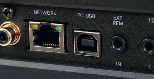 W sekcji cyfrowej zwykle szukamy gniazda USB, wejście takie obsłuży tutaj sygnały 24/384 oraz DSD256, Michi P5 zajmie się też formatem MQA.