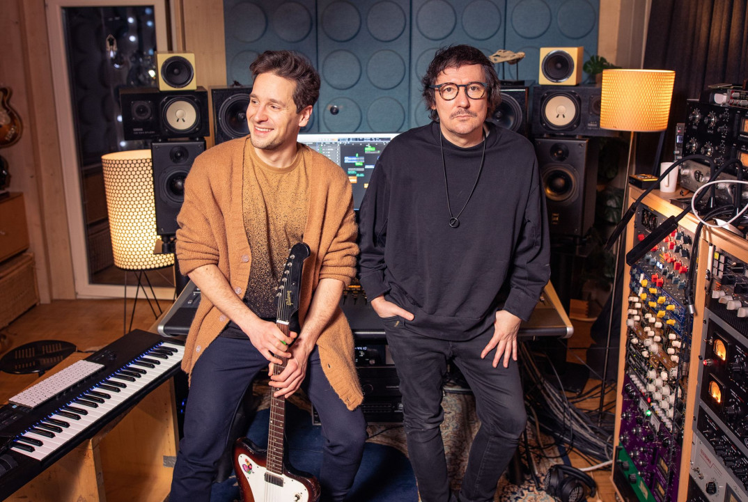 Zalewski i Smolik w nowej wersji piosenki "Kolorowy wiatr" dla BBC Earth